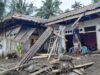 Edwin Ambar (59) warga Desa Laingpatehi, Pulau Ruang saat menyaksikan konsisi rumahnya usai erupsi Gunung Ruang, (Foto: ZONAUTARA.com/ Gitta Waloni).
