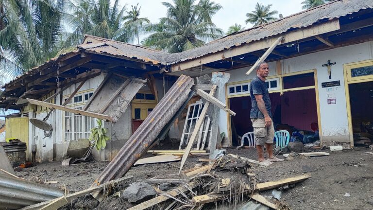 Edwin Ambar (59) warga Desa Laingpatehi, Pulau Ruang saat menyaksikan konsisi rumahnya usai erupsi Gunung Ruang, (Foto: ZONAUTARA.com/ Gitta Waloni).