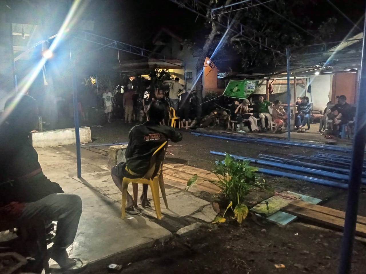 Suasana di rumah duka, almarhum Vicky R Simbayan, (Foto: Sajidin Kandoli).