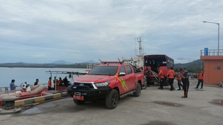 Basarnas sedang melakukan upaya evakuasi, (Foto: Basarnas Manado).