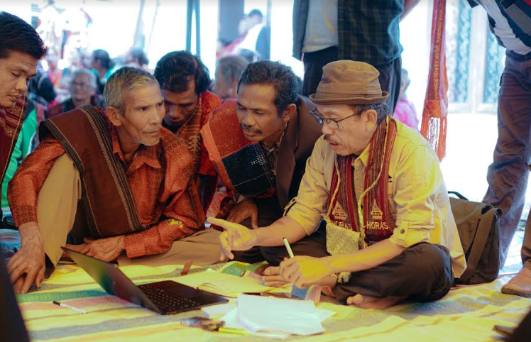 Tim Terpadu BRWA melakukan verifikasi data sosial hutan adat bersama warga lokal di wilayah adat Sitolu Ompu di Kabupaten Tapanuli Utara, Sumatera Utara.