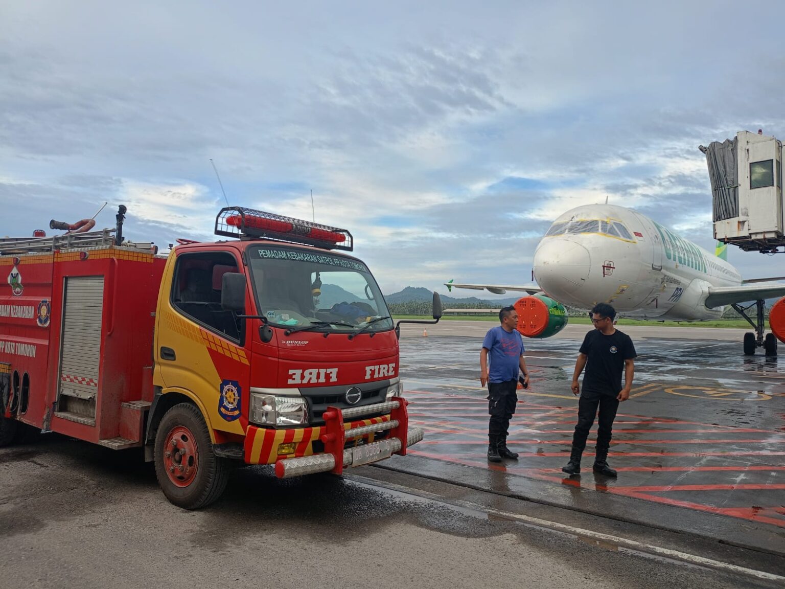 Pemkot Tomohon bantu bersihkan landasan Bandara Sam Ratulangi dari abu vulkanik, (Foto: Mediasulut).