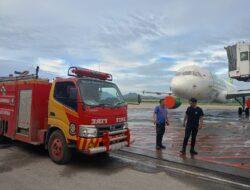 Pemkot Tomohon bantu bersihkan landasan Bandara Sam Ratulangi dari abu vulkanik, (Foto: Mediasulut).