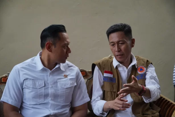 Menteri ATR/BPN Agus Harimurti Yudhoyono, (kiri), bersama Bupati Bolsel, Iskandar Kamaru, (kanan), (Foto: Pemkab Bolsel).