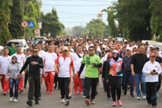 Pj. Wali Kota, Dr. Drs. Hi. Asripan Nani, memimpin ribuan peserta dalam acara Fun Run dan Jalan Sehat pada tanggal 17 Mei 2024, yang diadakan di Alun-Alun Boki Hontinimbang Kotamobagu, untuk merayakan HUT ke-17 Kota Kotamobagu, (Foto: ZONAUTARA.com/Sajidin Kandoli).