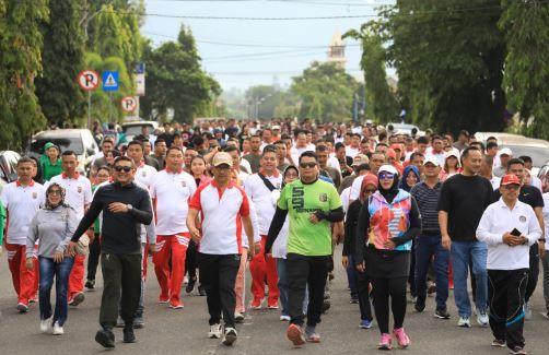 Pj. Wali Kota, Dr. Drs. Hi. Asripan Nani, memimpin ribuan peserta dalam acara Fun Run dan Jalan Sehat pada tanggal 17 Mei 2024, yang diadakan di Alun-Alun Boki Hontinimbang Kotamobagu, untuk merayakan HUT ke-17 Kota Kotamobagu, (Foto: ZONAUTARA.com/Sajidin Kandoli).