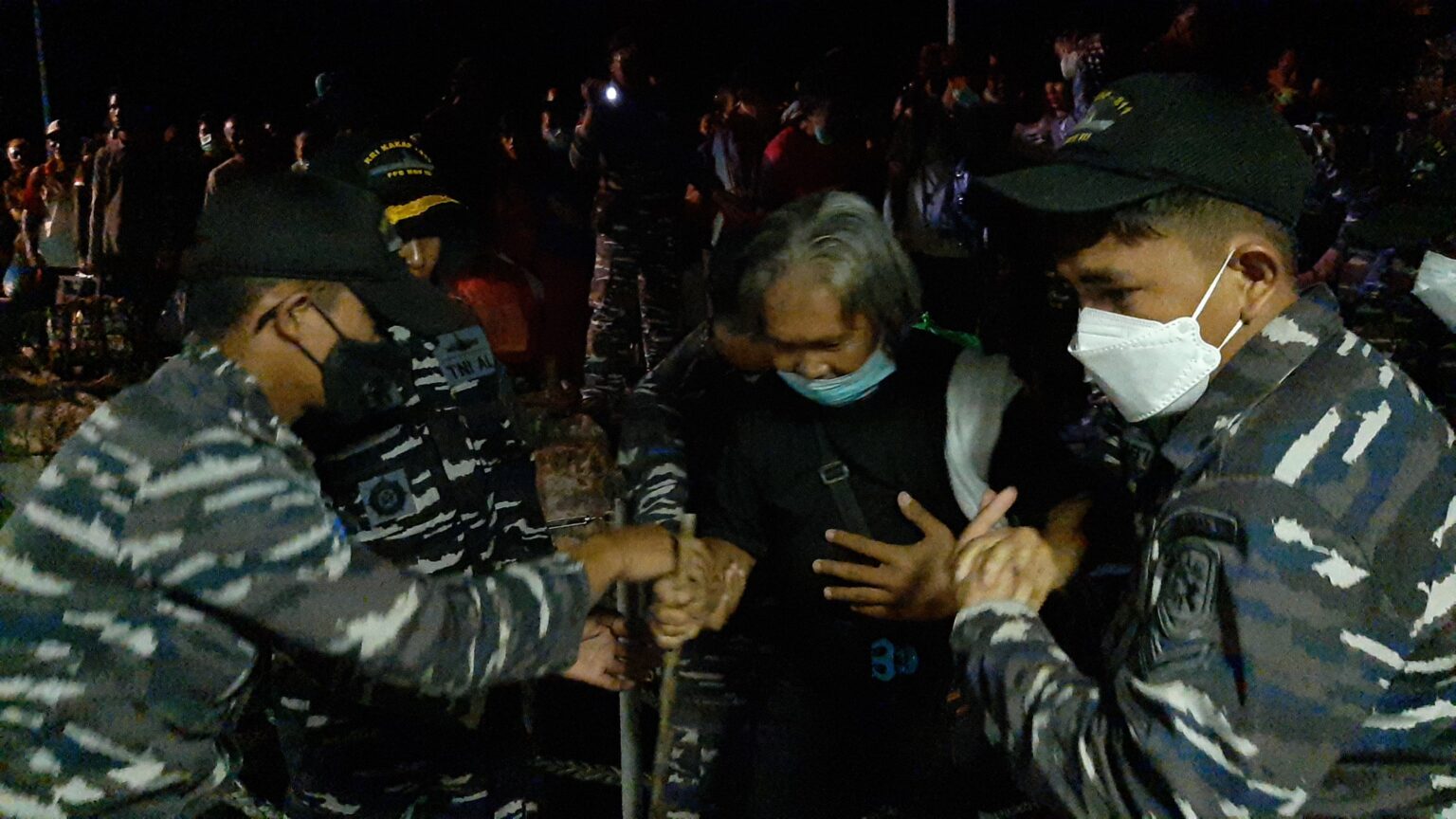 KRI Kakap 811 bantu evakuasi warga korban erupsi Gunung Ruang