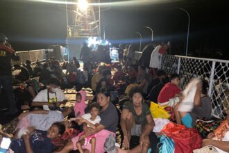 Suasana evakuasi warga Kabupaten Kepulauan Siau Tagulandang Biaro (Sitaro) yang terdampak erupsi Gunung Api Ruang, (Foto: ZONAUTARA.com/Yegar Sahaduta).