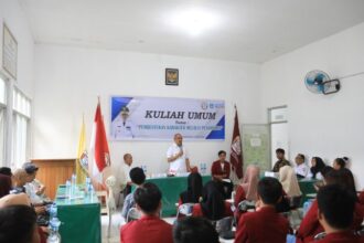 Pj Wali Kota Kotamobagu Asripan Nani, memberikan Kuliah Umum bagi Mahasiswa STIE Widya Darma Kotamobagu, (Foto: Diskominfo KK).