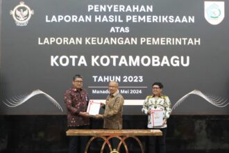 Kepala BPK RI Perwakilan Sulut Arief Fadillah (kiri) saat menyerahkan LHP Opini WTP kepada Penjabat Wali Kota Asripan Nani (kanan) di Aula Gedung BPK RI Perwakilan Sulut Jl 17 Agustus Kota Manado, Selasa 28 Mei 2024. (Foto: Diskominfo Kotamobagu).