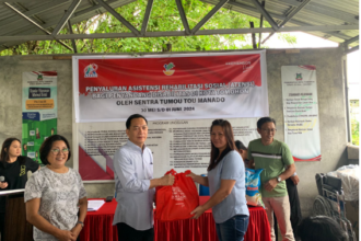 Wali Kota Tomohon, Caroll Senduk menyerahkan bantuan kepada orang dengan disabilitas di Tomohon, (Foto: Pemkot Tomohon).