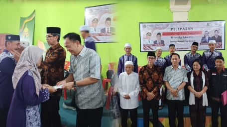 Wali Kota Tomohon, Caroll Senduk, melepas secara resmi 17 calon jamaah haji untuk musim haji tahun 2024, (Foto: Pemkot Tomohon).