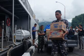 KRI Kakap 811 kembali bertolak dari Dermaga Satrol TNI AL di Bitung menuju Tagulandang, (Foto: ZONAUTARA.com/Yegar Sahaduta).