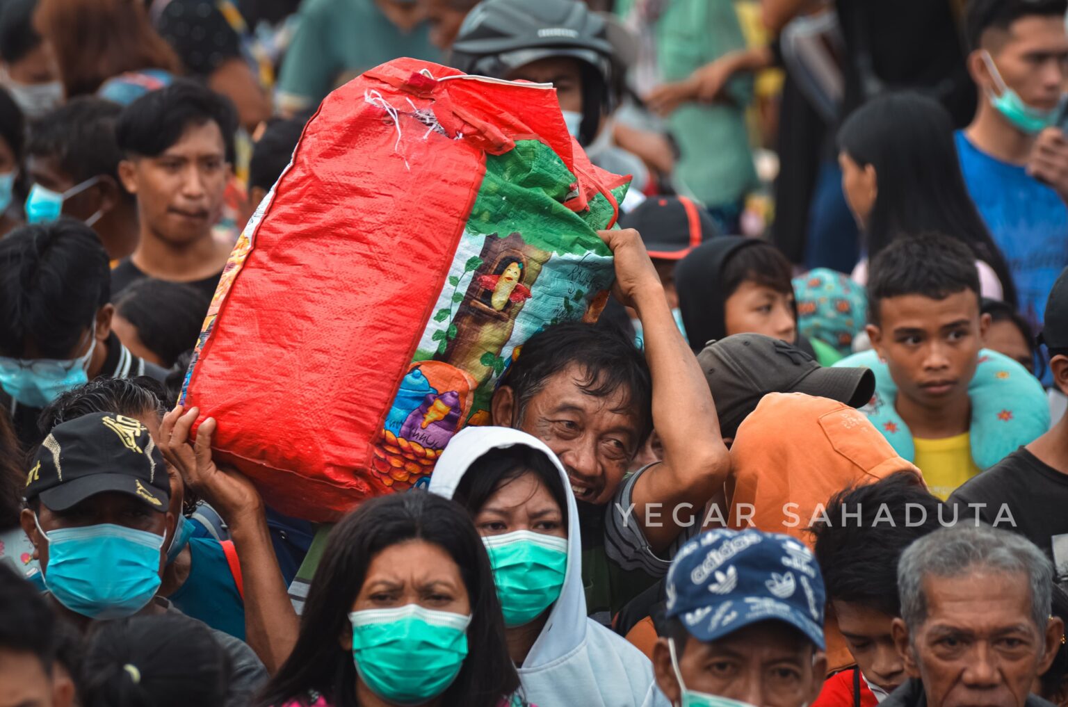 Suasana evakuasi warga dari Pulau Tagulandang, (Foto: ZONAUTARA.com/ Yegar Sahaduta).