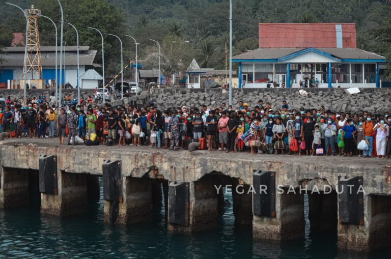 Ribuan warga dari Pulau Tagulandang meminta untuk segera dievakuasi, (Foto: ZONAUTARA.com/Yegar Sahaduta).