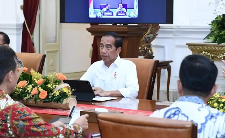 Presiden Jokowi saat Rapat Terbatas (Ratas) Bersama Menteri Kabinet Indonesia Maju. Foto: Kris - Biro Pers Sekretariat Presiden Lokasi: Istana Merdeka, Jakarta. Jumat, 3 Mei 2024.