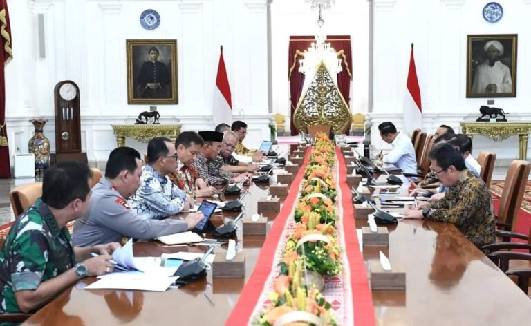 Foto: Kris - Biro Pers Sekretariat Presiden Lokasi: Istana Merdeka, Jakarta. Jumat, 3 Mei 2024. Kegiatan: Rapat Terbatas (Ratas) Bersama Menteri Kabinet Indonesia Maju.