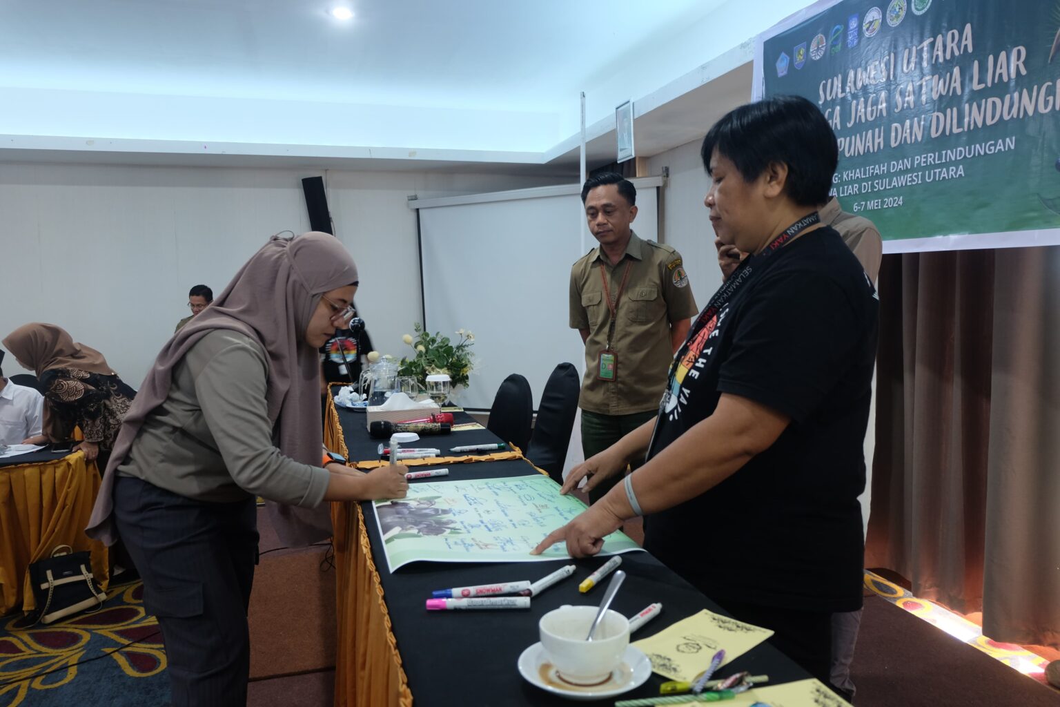 Perwakilan ZONAUTARA.com saat menandatangi ikrar bersama sebagai komitmen menjaga satwa dan lingkungan di tanah Totabuan, (Foto: ZONAUTARA.com/Yegar Sahaduta).