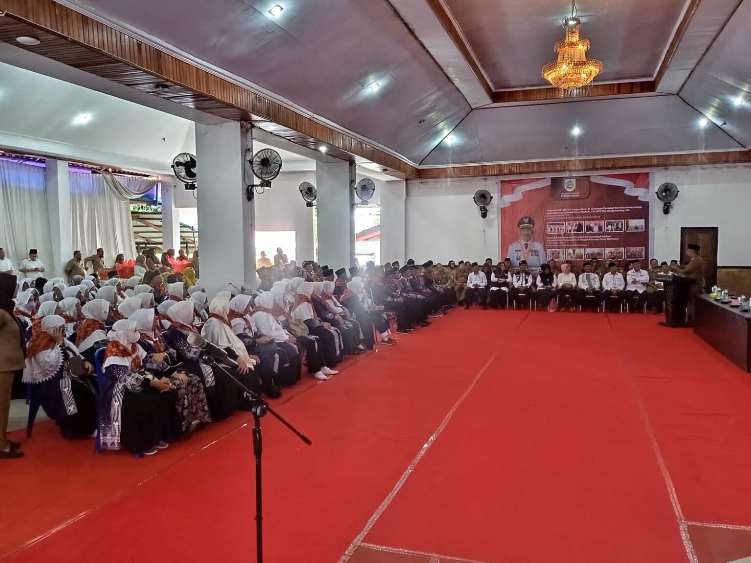 Suasana pelepasan JCH Kota Kotamobagu, oleh Pj Wali Kota, Asripan Nani, (Foto: ZONAUTARA.com/Sajidin Kandoli).