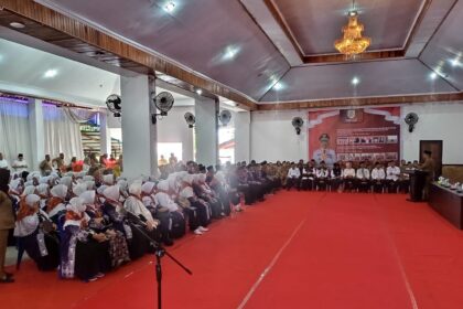 Suasana pelepasan JCH Kota Kotamobagu, oleh Pj Wali Kota, Asripan Nani, (Foto: ZONAUTARA.com/Sajidin Kandoli).