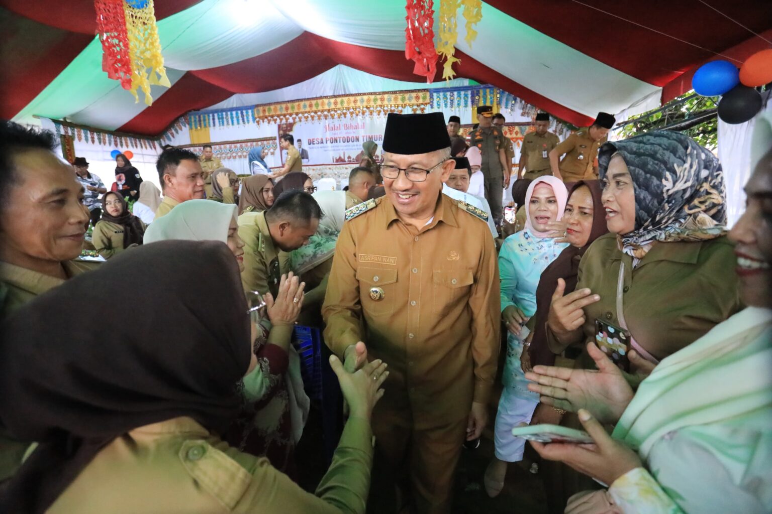 Pj Wali Kota Kotamobagu, Asripan Nani saat menghadiri Halal Bihalal di Desa Pontodon Timur, (Foto: Diskominfo KK).