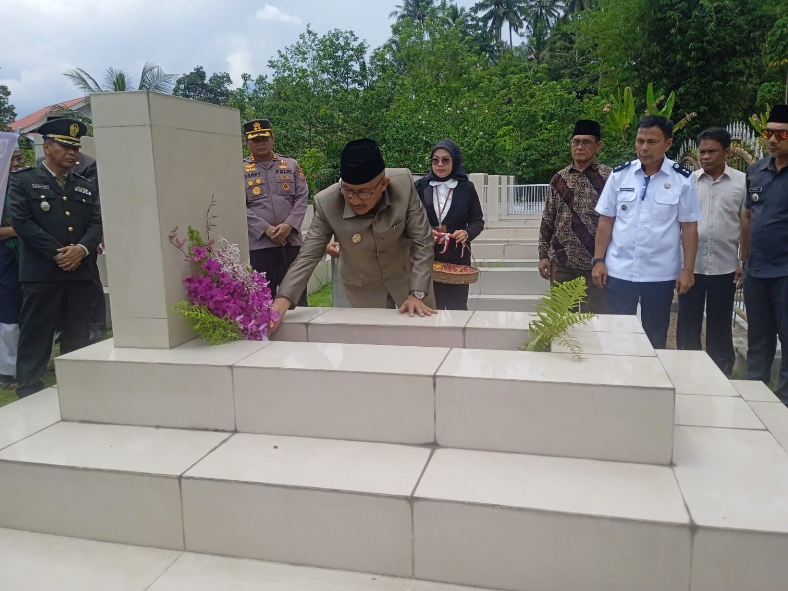 Pj. Wali Kota Kotamobagu Memimpin Ziarah Makam dalam Perayaan HUT Kota, (Foto: ZONAUTARA.com/Sajidin Kandoli).