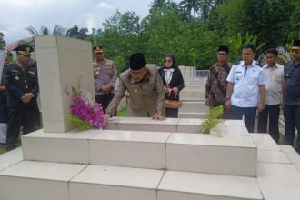 Pj. Wali Kota Kotamobagu Memimpin Ziarah Makam dalam Perayaan HUT Kota, (Foto: ZONAUTARA.com/Sajidin Kandoli).