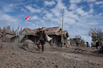 Leski Yansar Pontoh (55) warga Desa Laingpatehi merasa keputusan pemerintah untuk relokasi ke Bolsel terlalu cepat, (Foto: ZONAUTARA.com/ Yegar Sahduta).