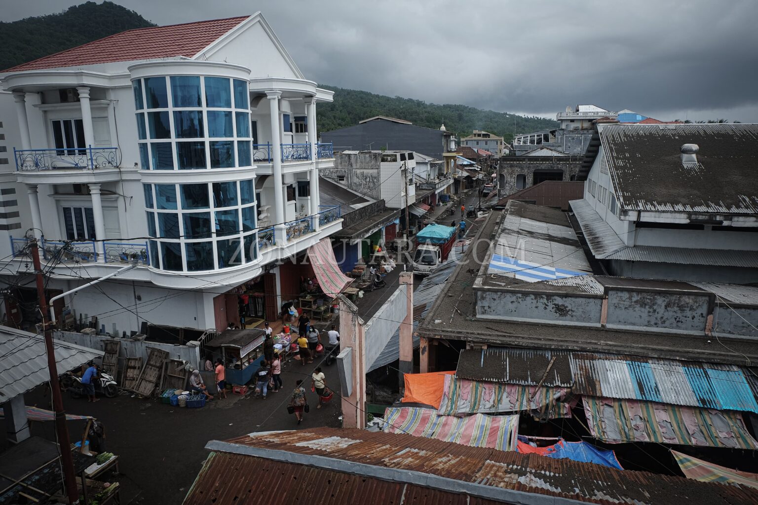 Kondisi dan aktivitas warga di Pasar Enam Enam Tagulandang, Sabtu, 25 April 2024, (Foto: ZONAUTARA.com/Yegar Sahaduta).