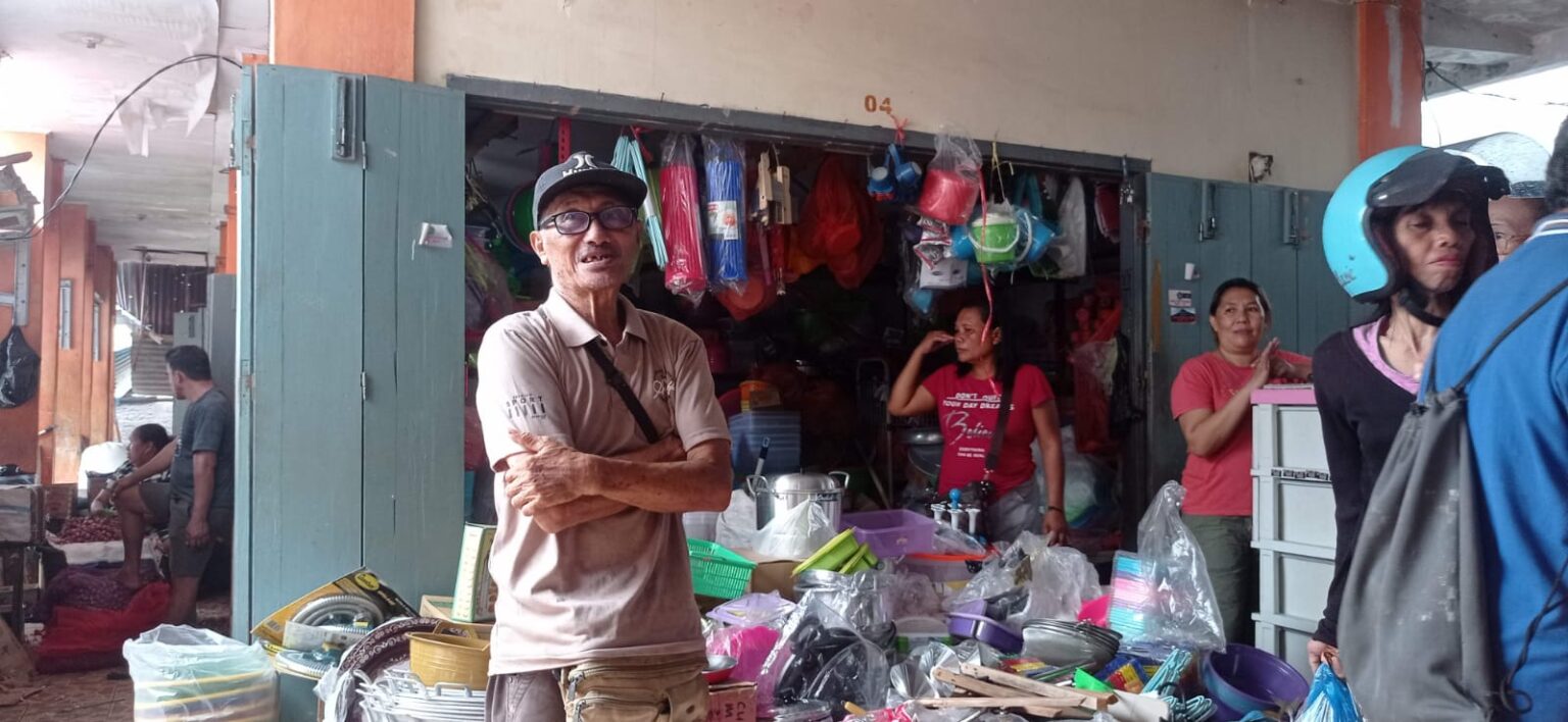 Toko milik Mandri Minggu, mulai ramai didatangi pembeli, (Foto: ZONAUTARA.com/Neno Karlina).