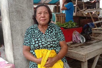 Agustina Mandag (66), pedagang asal Desa Balehumara, (Foto: ZONAUTARA.com/Neno Karlina).