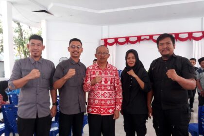 Pj Wali Kota Kotamobagu, Asripan Nani, bersama anggota pramuka tuna rungu dari Kota Gorontalo, (Foto: ZONAUTARA.com/Sajidin Kandoli).