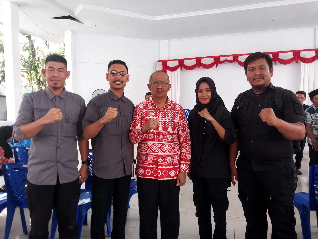 Pj Wali Kota Kotamobagu, Asripan Nani, bersama anggota pramuka tuna rungu dari Kota Gorontalo, (Foto: ZONAUTARA.com/Sajidin Kandoli).