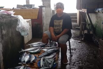 Neltin Siging (49), seorang pedagang ikan di Pasar Enam Enam Tagulandang keluhkan penyaluran bantuan, (Foto: ZONAUTARA.com/Neno Karlina).