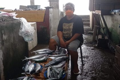 Neltin Siging (49), seorang pedagang ikan di Pasar Enam Enam Tagulandang keluhkan penyaluran bantuan, (Foto: ZONAUTARA.com/Neno Karlina).