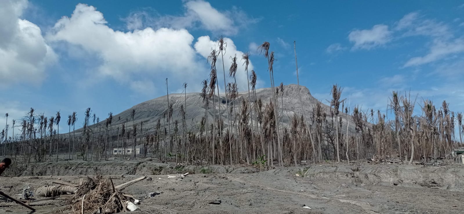 Kondisi Pulau Ruang pasca erupsi pada 16 dan 30 April 2024, (Foto: ZONAUTARA.com/Neno Karlina).