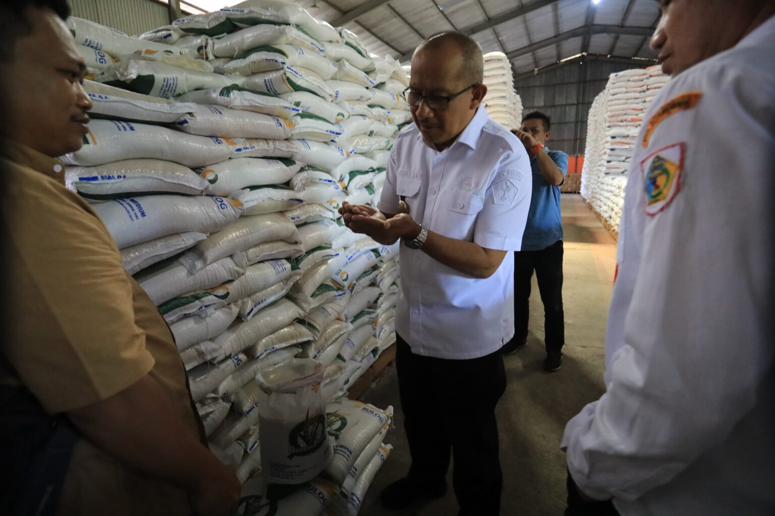 Penjabat Wali Kota Kotamobagu, Asripan Nani, saat berada di Gudang Bulog Sub Divre Bolmong, Rabu (15/5) pagi.