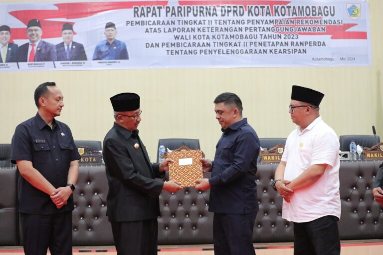 Pj. Wali Kota Kotamobagu Hadiri Rapat Paripurna DPRD Kearsipan, (Foto: Diskominfo KK).