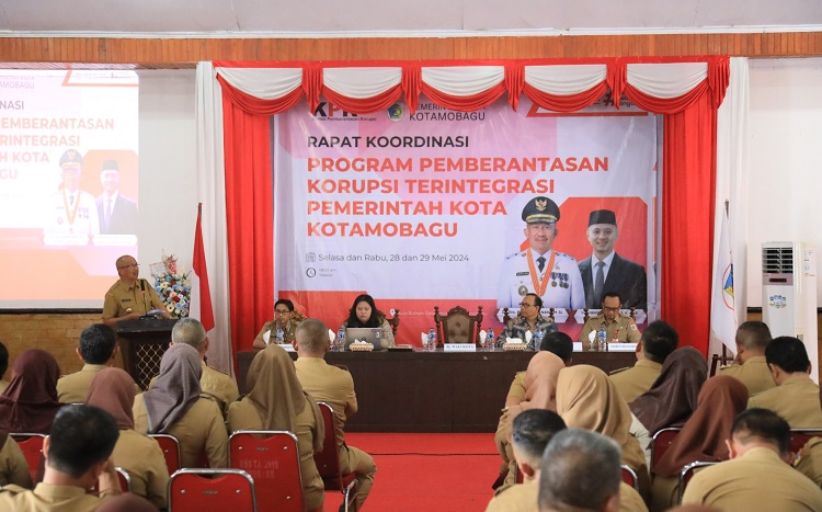 J wali kota kotamobagu, asripan nani, saat membuka rakor terkait program pemberantasan korupsi terintegrasi pemerintah kota kotamobagu dengan kpk ri. (foto: diskominfo kotamobagu).