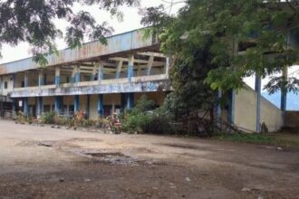 Nampak stadion gelora ambang yang tidaki terurus, (foto: neno karlina)