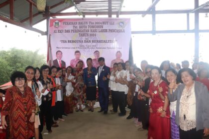 Jeand'Arc Senduk Karundeng bersama para Lansia LLI.