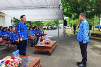 Wali Kota Tomohon Caroll J.A. Senduk, (kiri) menjadi inspektur upacara pada Peringatan Hari Lahir Pancasila yang berlangsung di Lapangan Kantor Walikota Tomohon, (Foto: ZONAUTARA.com/Gitta Waloni).