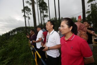 Wali Kota Tomohon, Caroll Joram Azarias Senduk, bersama Ketua TP-PKK Kota Tomohon, Jeand'arc Senduk-Karundeng, saat mengunjungi IKN, (Foto: Diskominfo Tomohon).