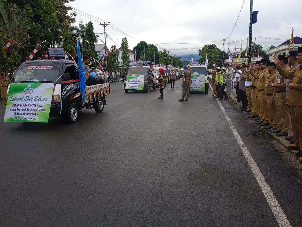 Suasana pelepasan pawai jelang pembukaan MTQ Tingkat Provinsi di Kota Kotamobagu, (Foto: ZONAUTARA.com/Sajidin Kandoli).