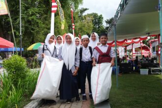 Partisipasi Siswa MTs Al-Hikmah Mogutat di Aksi Bersih Alun-Alun Boki Hontinimbang, (Foto: ZONAUTARA.com/Yegar Sahaduta).