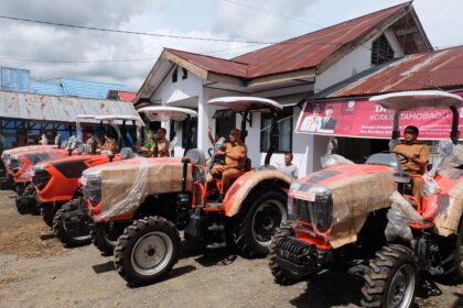 Pemerintah Kotamobagu Serahkan Traktor untuk Kelompok Tani, Selasa, 11 Juni 2024, (Foto: Diskominfo KK).