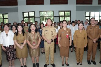 Wali Kota Caroll J A Senduk SH, bersama Ketua TP-PKK Kota Tomohon drg. Jeand'arc Senduk-Karundeng, menghadiri pelantikan Pengurus Pusat Pembelajaran Keluarga (PUSPAGA) Tumou Tou periode 2024-2026, (Foto: Pemkot Tomohon).