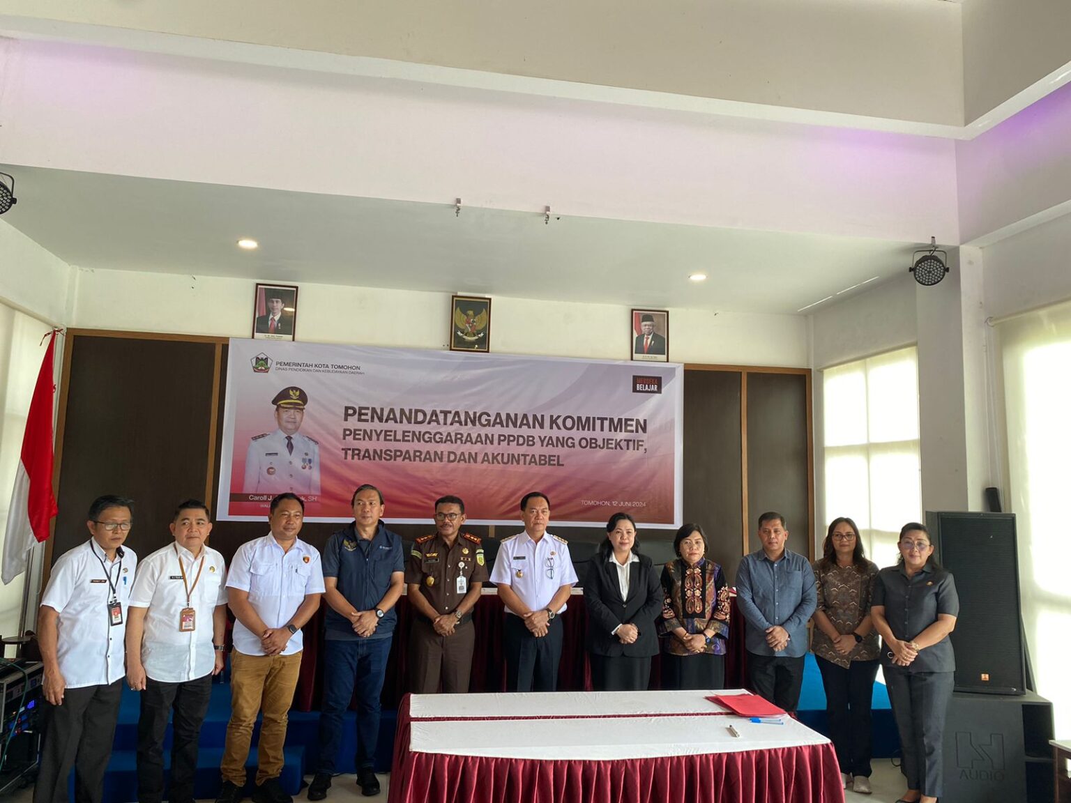 Wali Kota Tomohon, Caroll Senduk saat acara penandatanganan komitmen dukungan pelaksanaan Penerimaan Peserta Didik Baru (PPDB) Tahun 2024 yang dirangkaikan dengan penandatanganan Memorandum of Understanding (MOU) antara Pemerintah Kota Tomohon dengan Institut Agama Kristen Negeri Manado (IAKN), (Foto: Pemkot Tomohon).