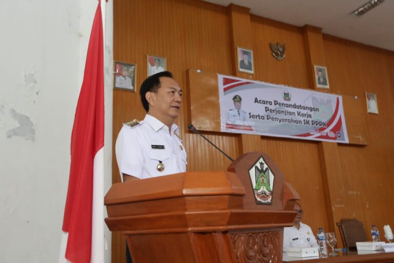 Wali Kota Tomohon, Caroll Senduk saat pelantikan dan penandatanganan perjanjian kerja serta penyerahan SK PPPK kepada 217 peserta, (Foto: Pemkot Tomohon).