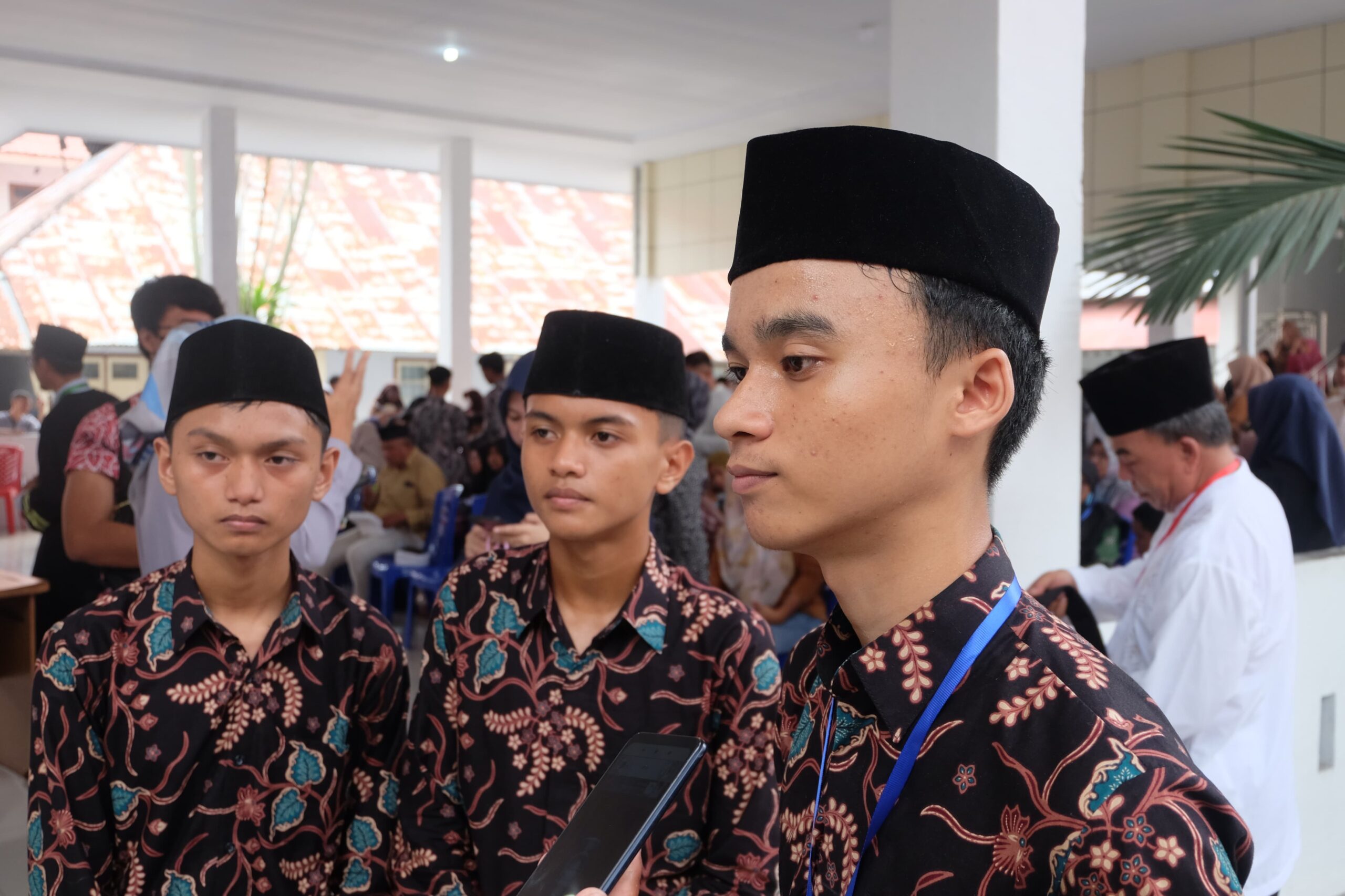 Masrivan Mokolintad, bersama finalis Fahm Al-Qur'an wakilKota Kotamobagu, (Foto: ZONAUTARA.com/Yegar Sahaduta).